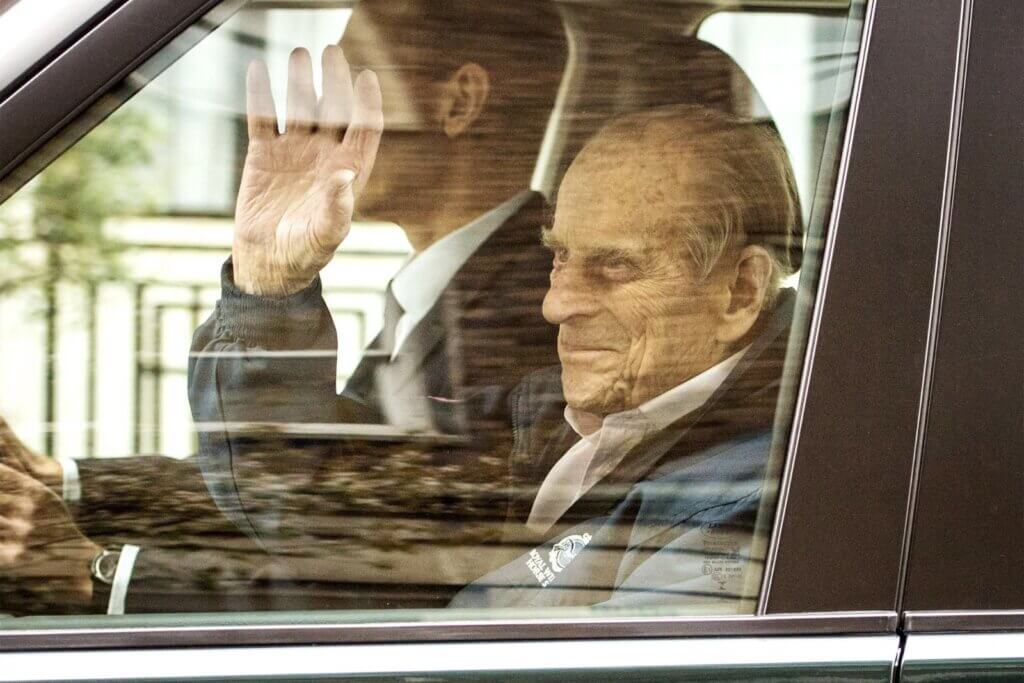 2018年离开医院时的菲利普亲王